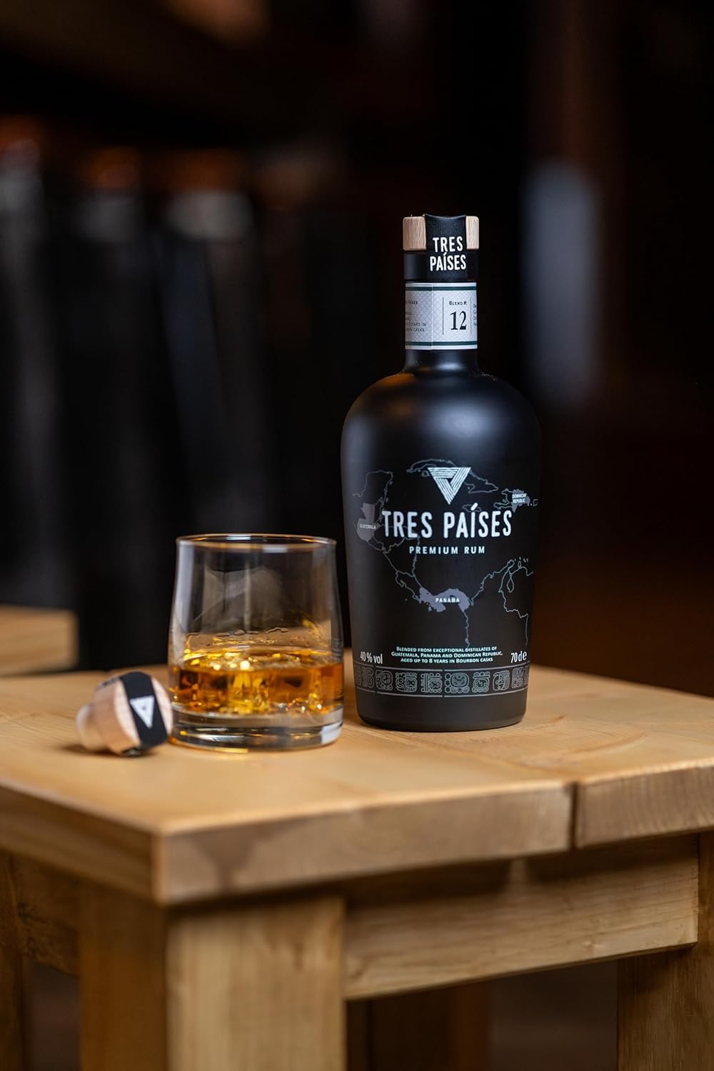 Flasche Tres Paises auf einem Tisch mit einem gefüllten Glas