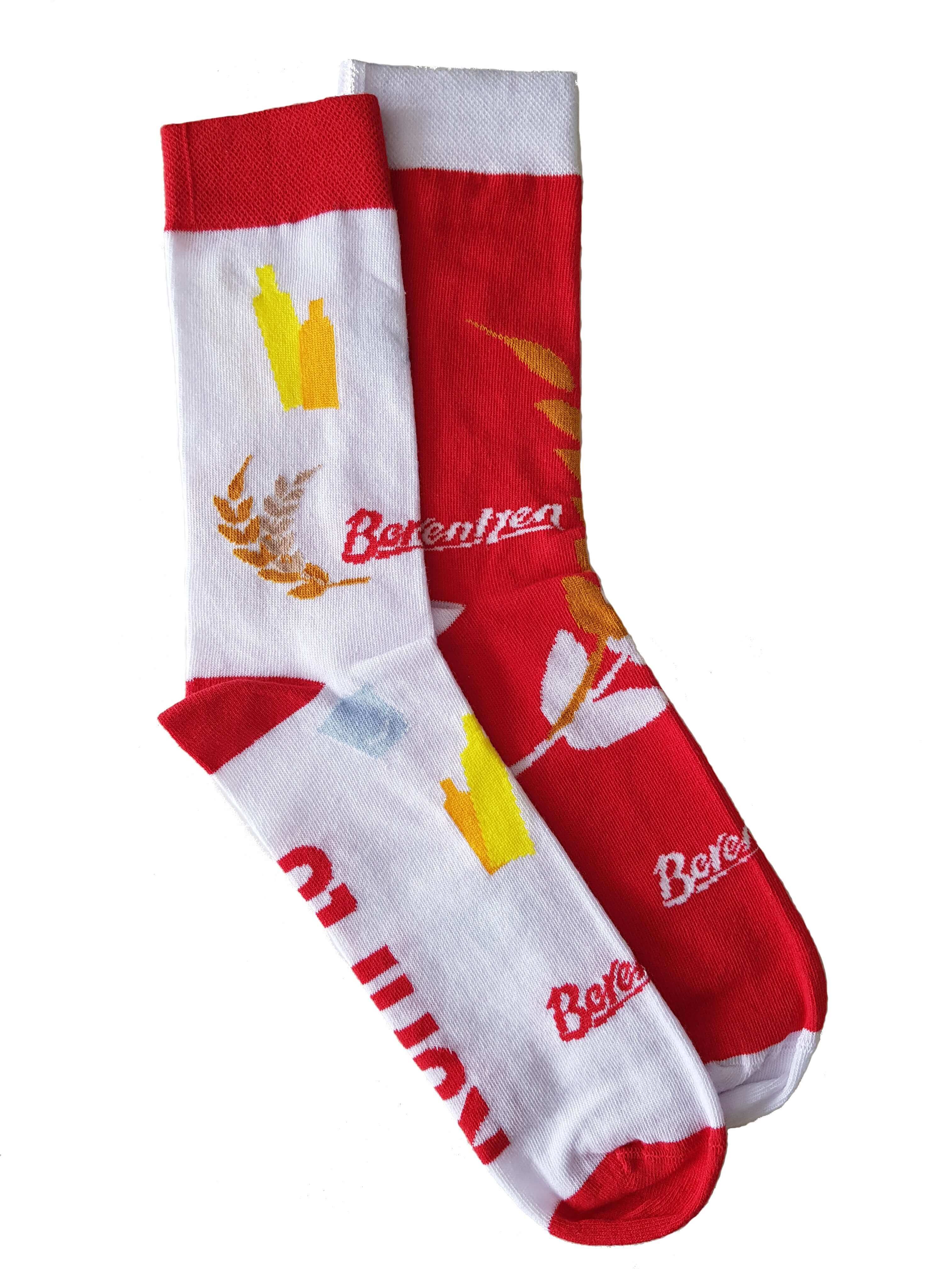 Weiss-Rote Berentzen Socken, Aufdruck mit Berentzen Logo, Goldenen Weizenkörnern und Schriftzug auf der Unterseite: Korn to be wild