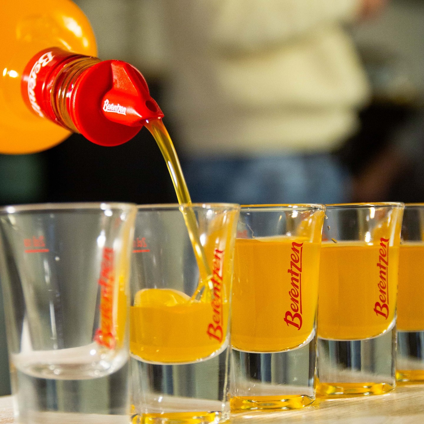 Berentzen Shotgläser werden mit Berentzen Maracuja Likör befüllt