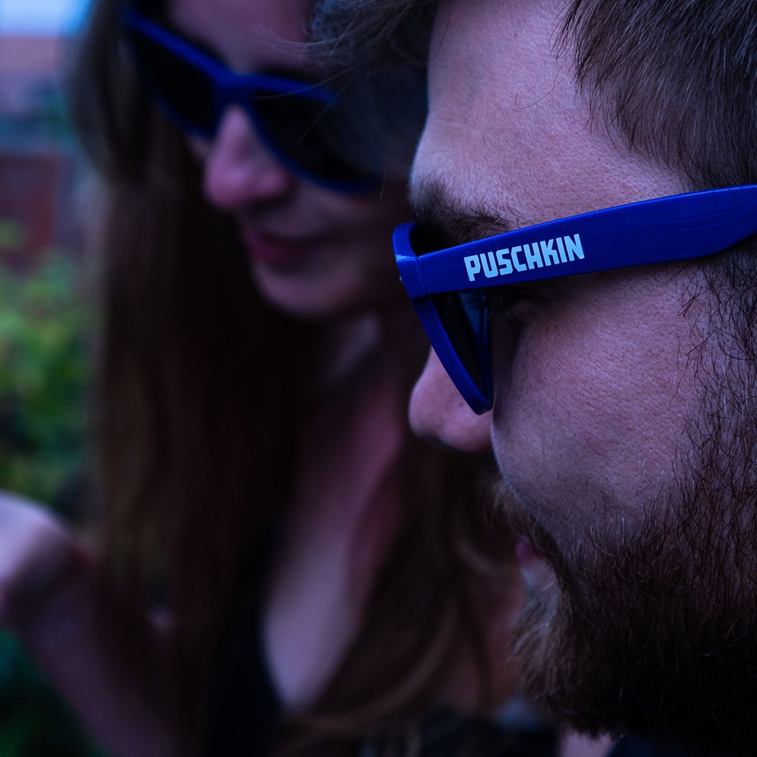 Puschkin Sonnenbrille Blaue Puschkin Sonnenbrille von der Seite mit weißem Puschkin Schriftzug