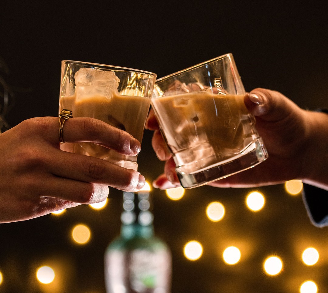 Berentzen Auf-Eis-Gläser Anstoßen mit zwei Berentzen Auf Eis Gläsern