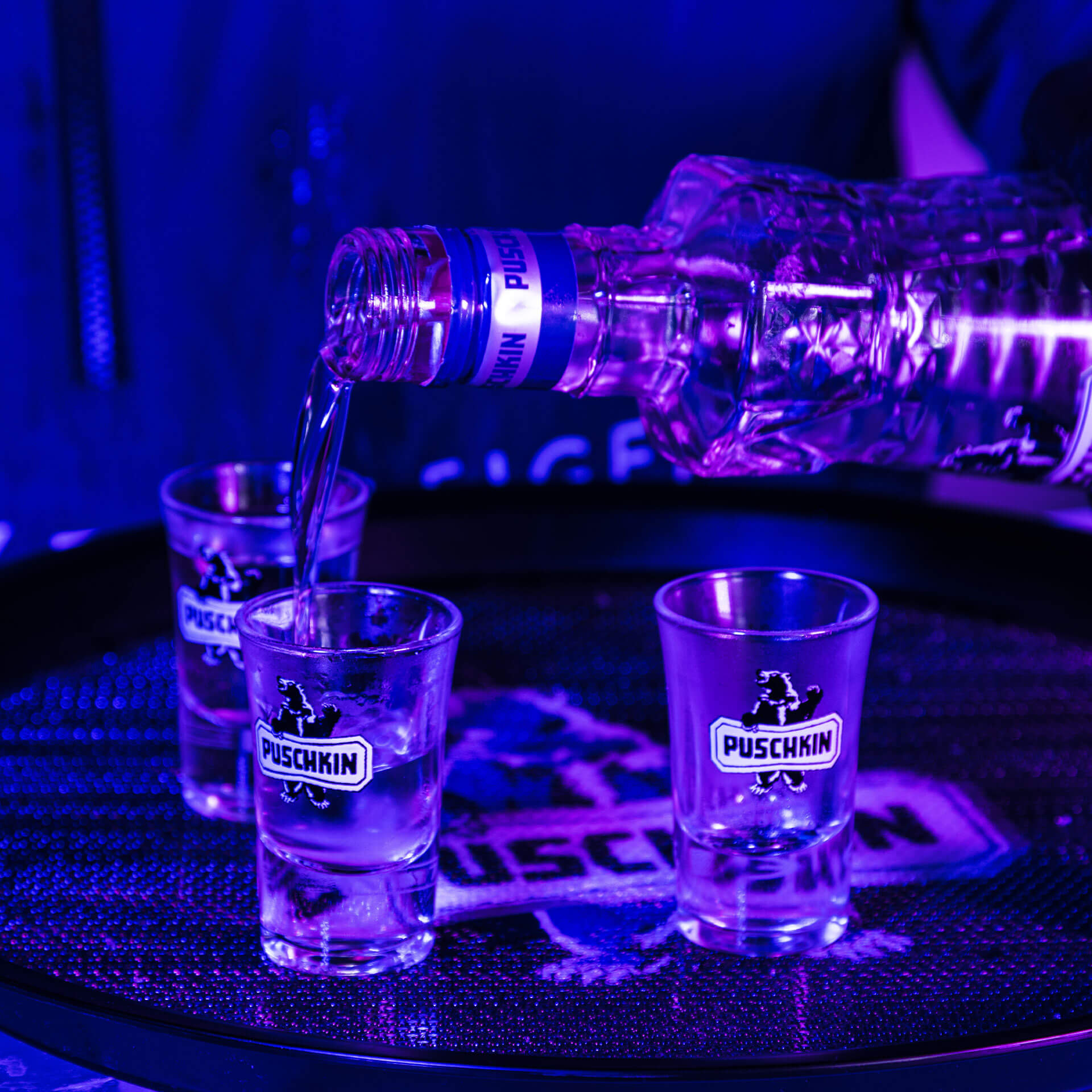 Puschkin Shotglas Puschkin Vodka wird in Puschkin Shotgläser auf einem Puschkin Tablett eingefüllt