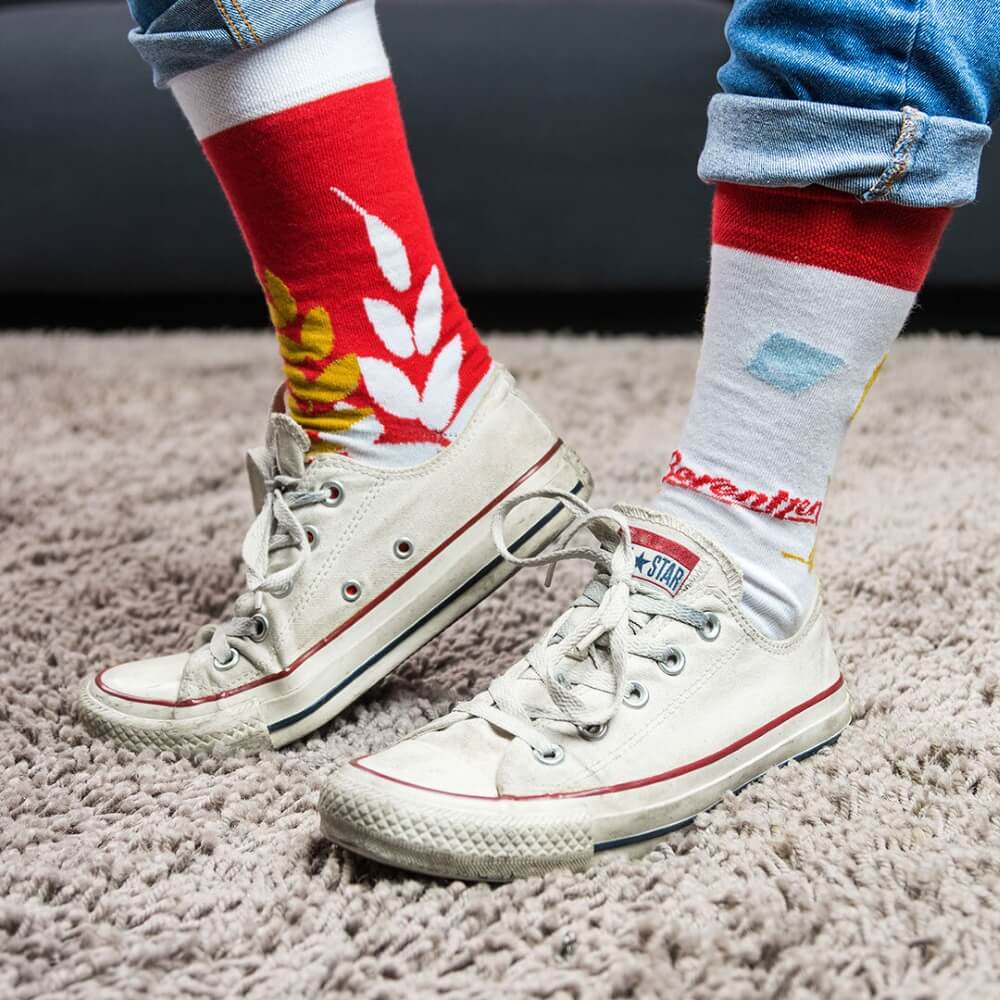 Berentzen Socken Frau in tiefen Schuhen trägt Berentzen Socken, Logo und Kornaufdruck sichtbar