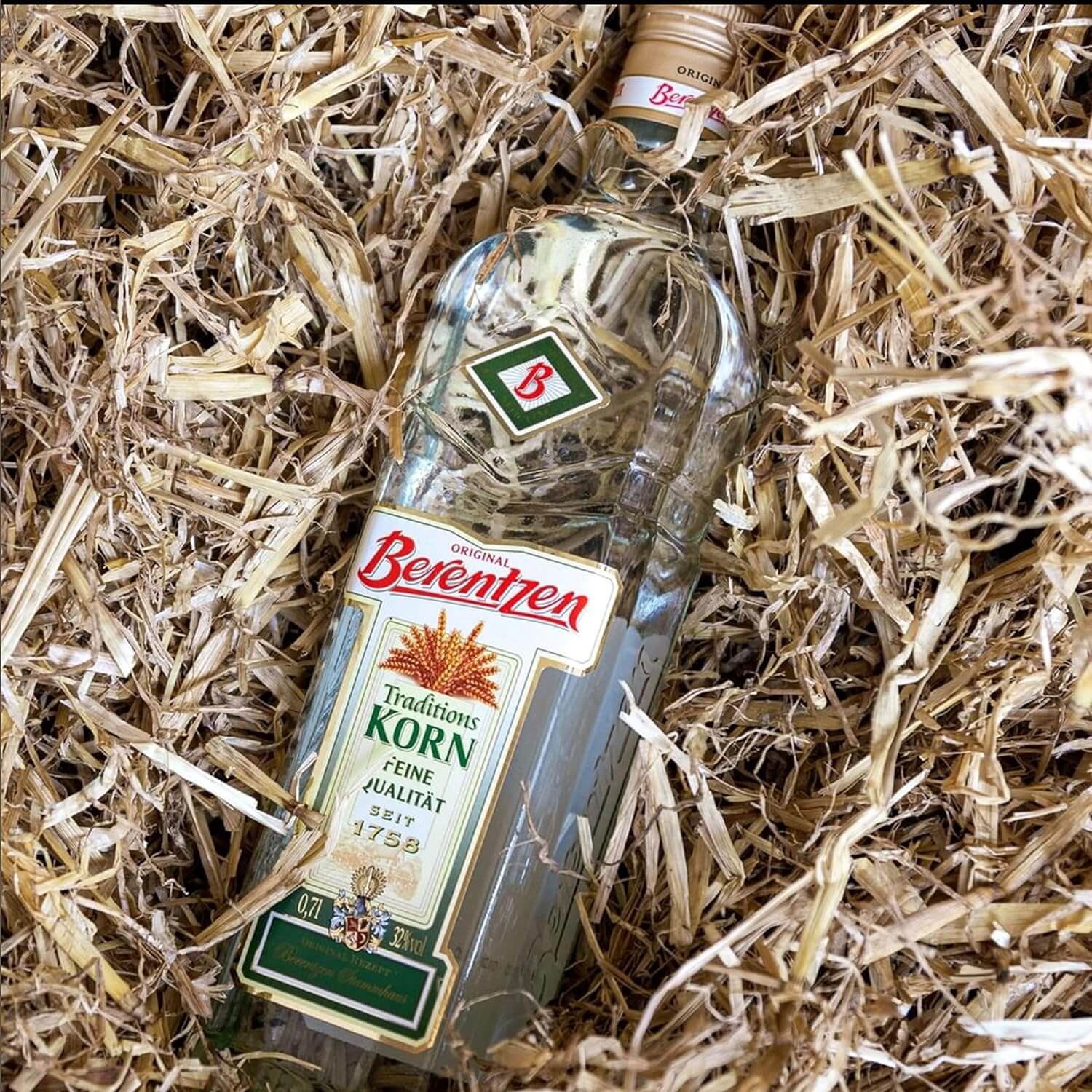 Berentzen Traditionskorn 0,7l Flasche Berentzen Traditionskorn im Stroh