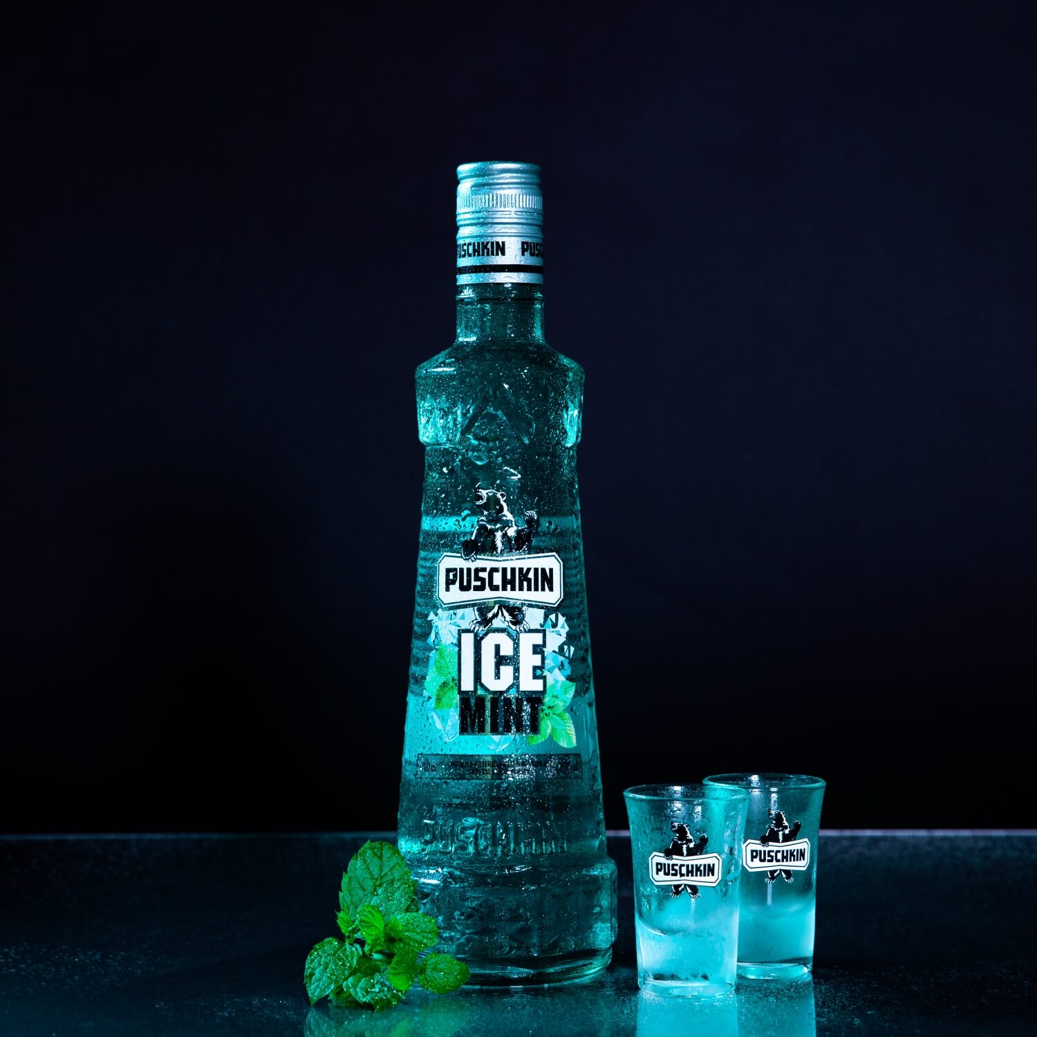 Flasche Puschkin Ice Mint neben zwei Puschkin Shotgläsern