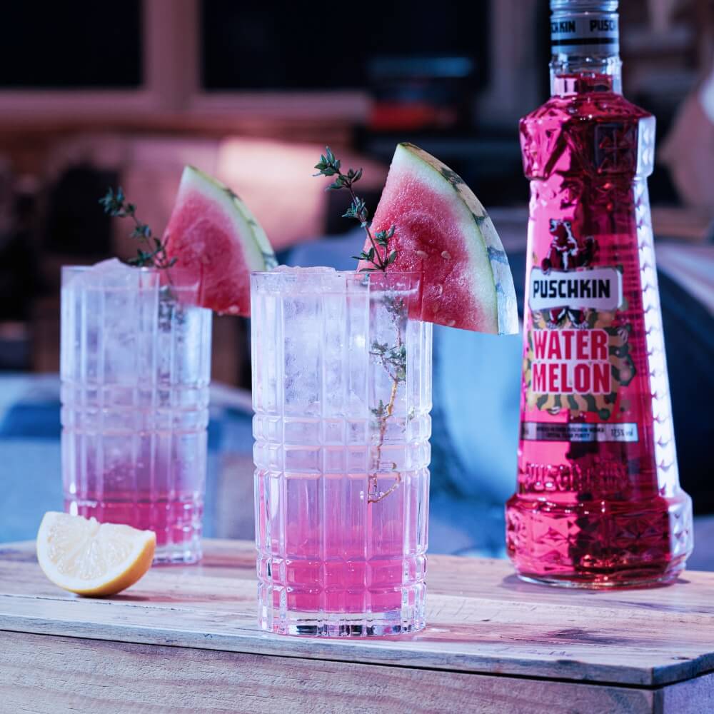 Flasche Puschkin Watermelon auf Bar neben zwei Cocktails