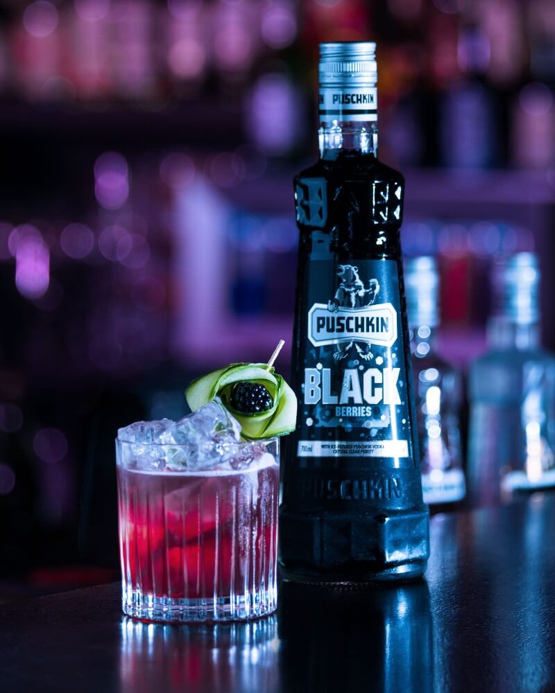 Puschkin Blackberry Flasche Puschkin Blackberry steht auf Bar neben Cocktail