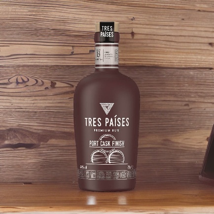 Flasche Tres Paises Port Cask finish vor einer Holzwand
