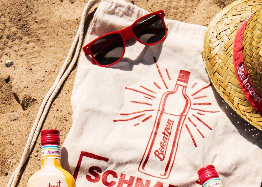 Berentzen Sonnenbrille am Strand mit Berentzen Baumwollbeutel