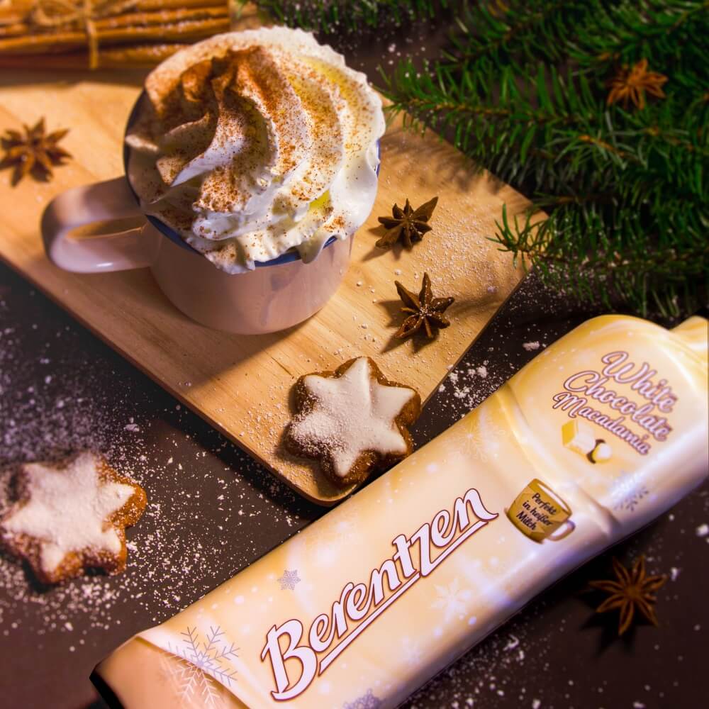 Berentzen White Chocolate Cream Flasche Berentzen White Chocolate Cream liegt neben einem Weihnachtlich dekoriertem Tisch