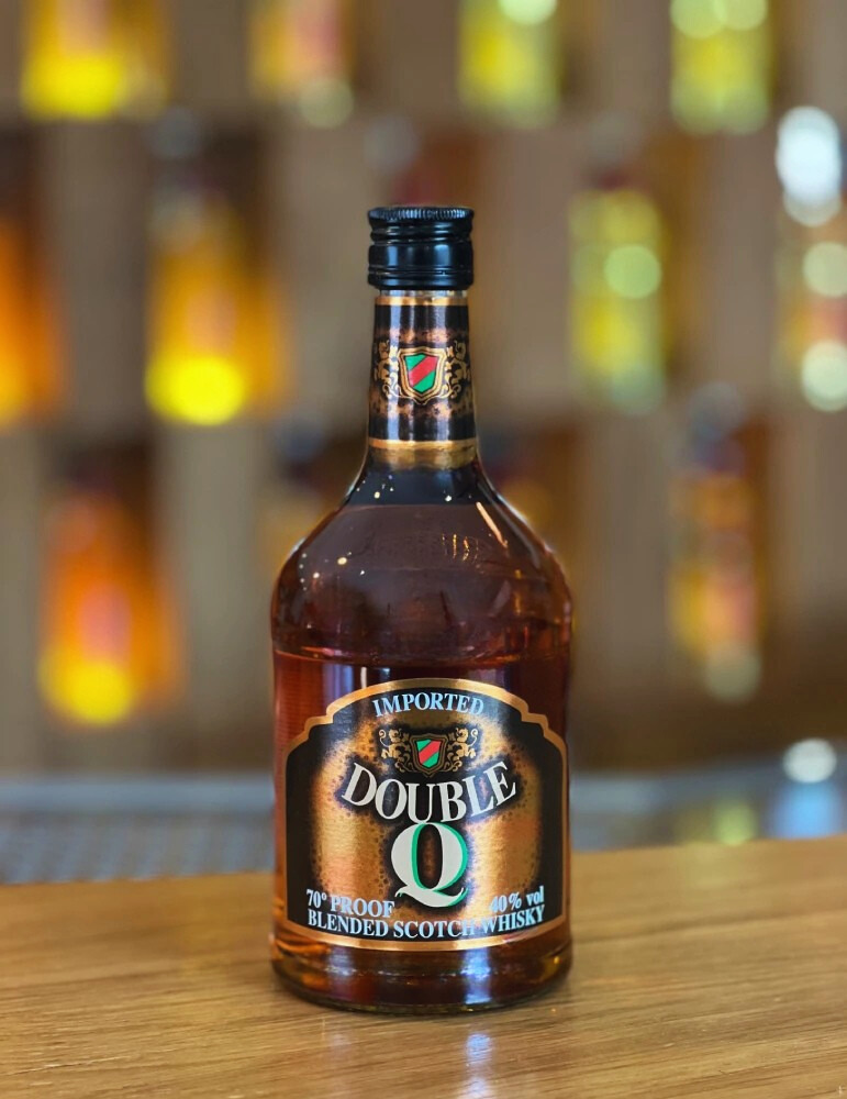 Double Q Flasche Double Q vor Bar