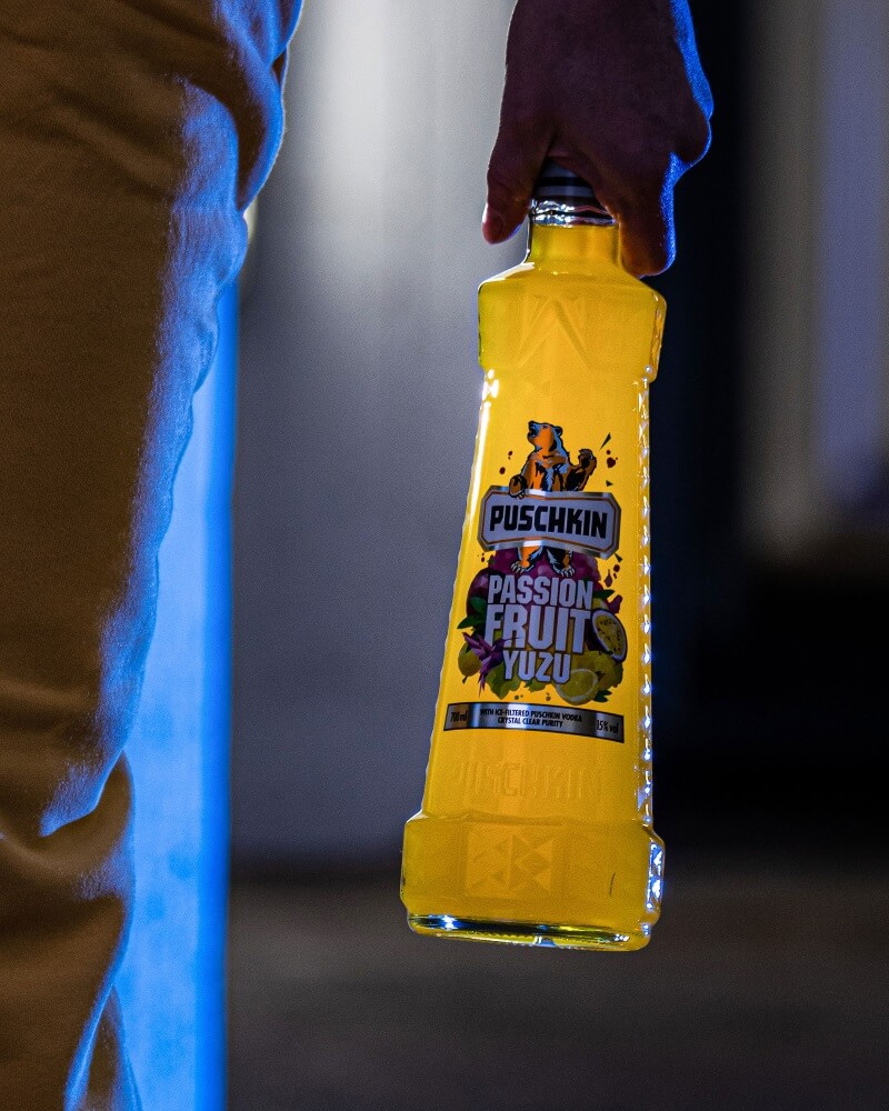 Puschkin Passionfruit Yuzu Hand hält Flasche Puschkin Passionfruit Yuzu