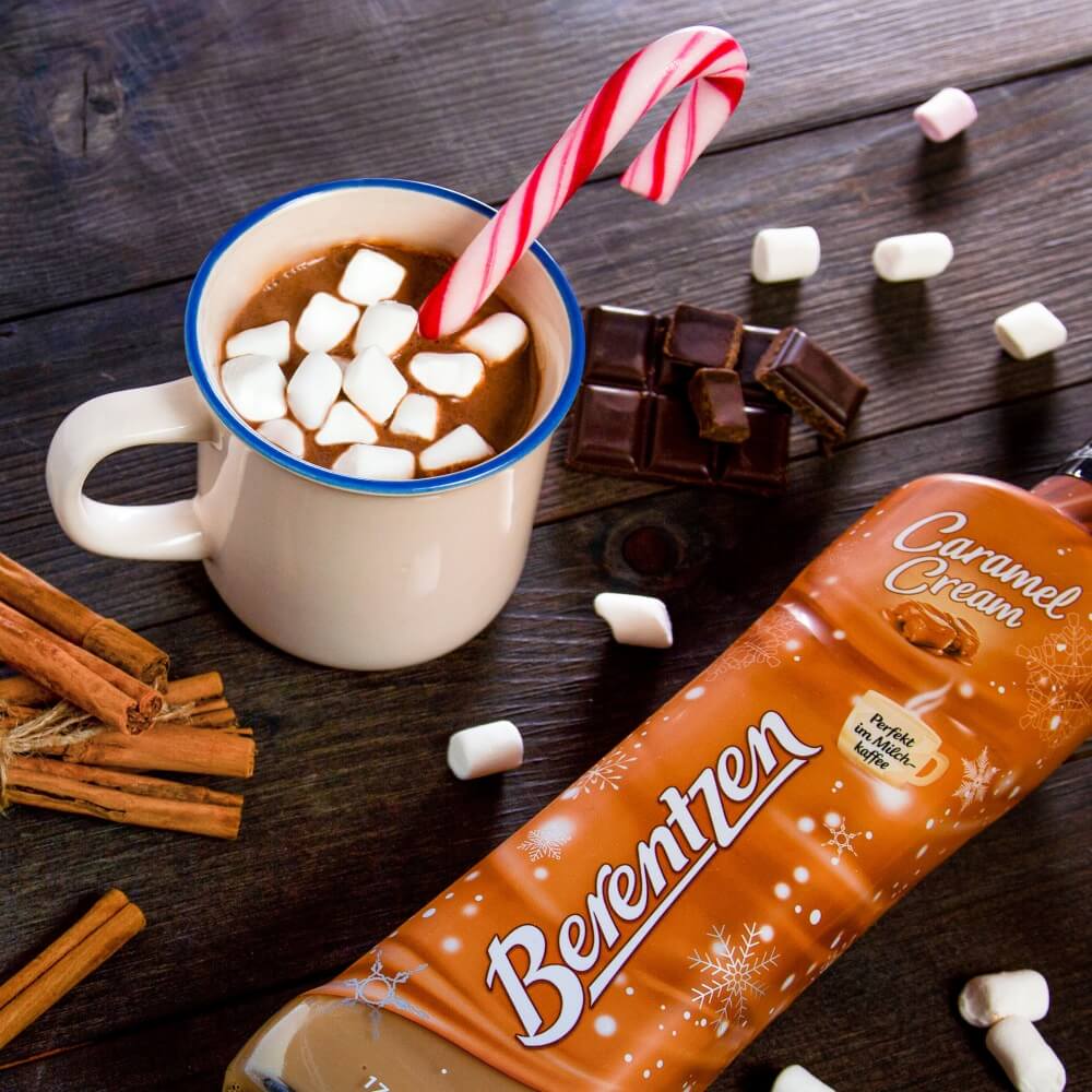Berentzen Caramel Cream Flasche Berentzen Caramel Cream neben einer Tasse Kakao