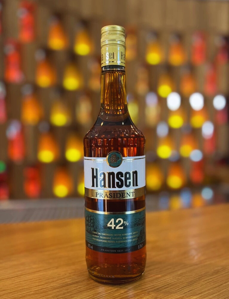 Hansen Rum 42 Flasche Hansen Rum vor Bar