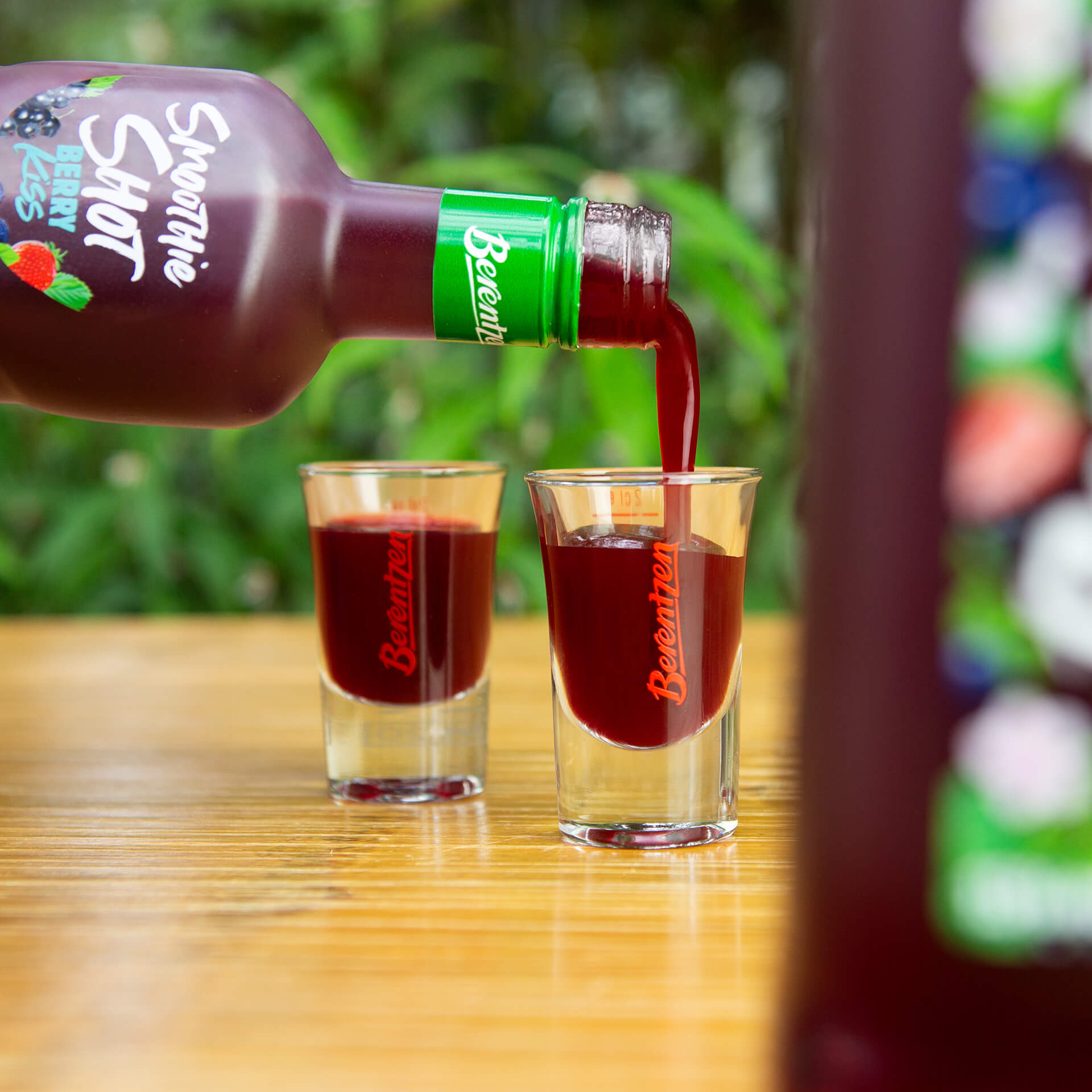 Berentzen Smoothie Shot Berry wird in Berentzen Shotgläser eingefüllt