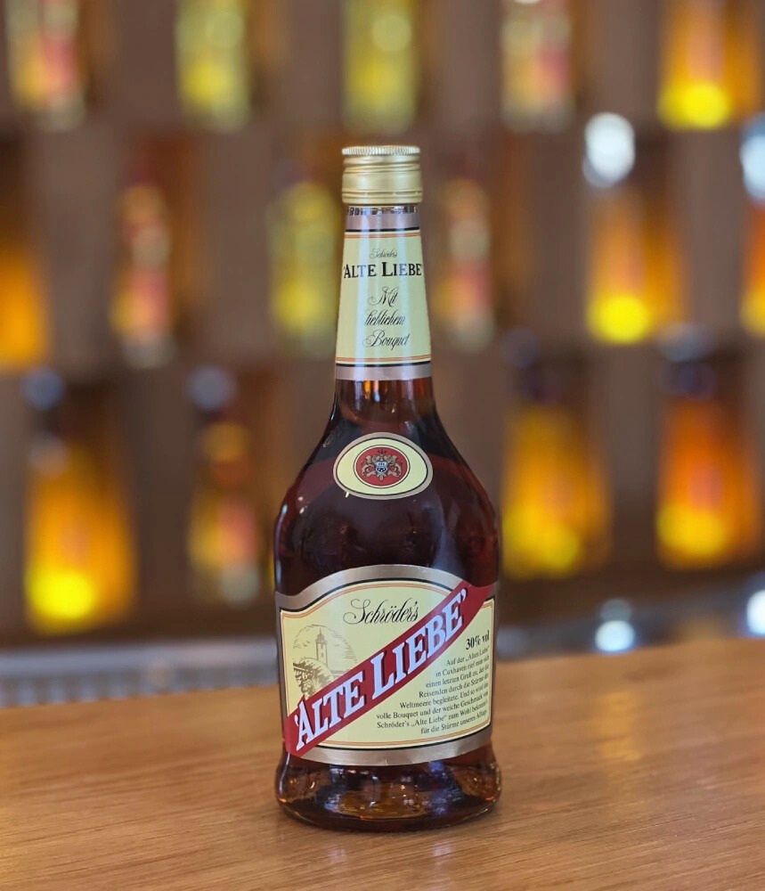 Schröders Alte Liebe Flasche Alte Liebe vor Bar