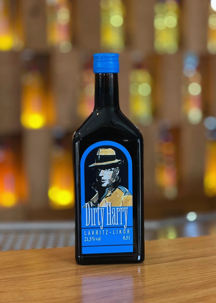 Dirty Harry Lakritzlikör Flasche Dirty Harry vor Bar
