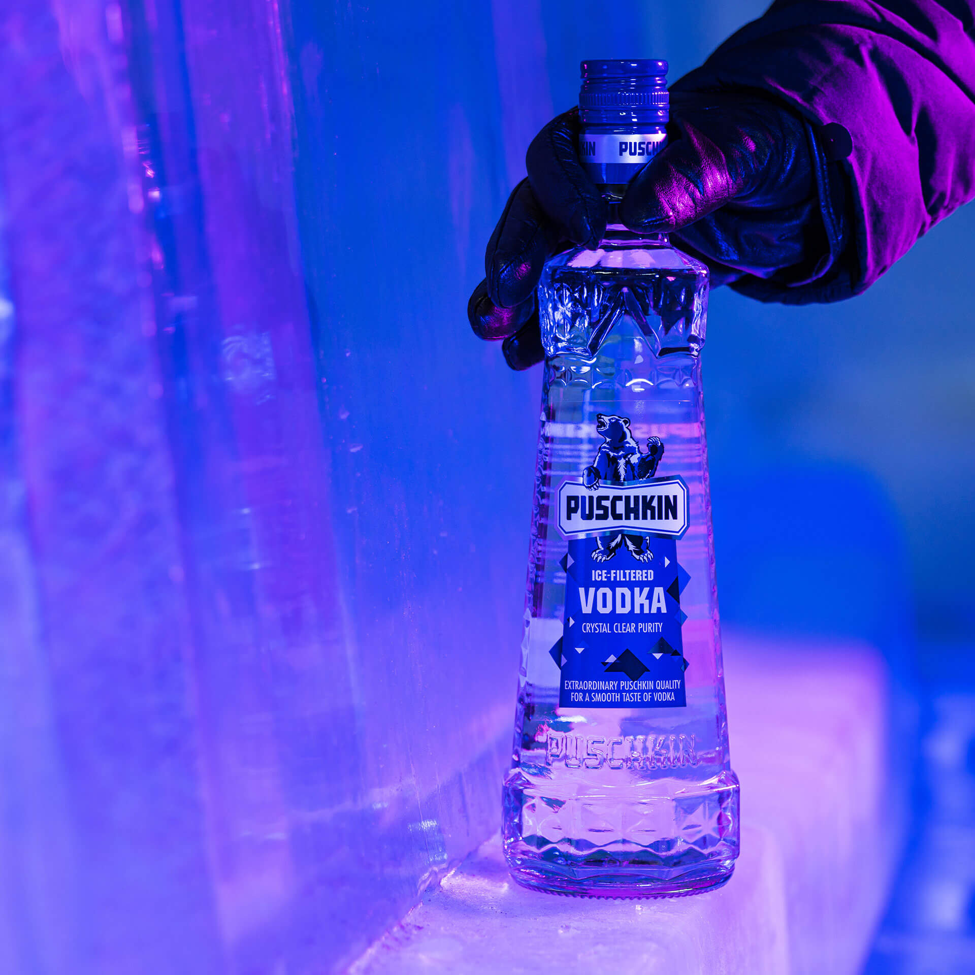 Puschkin Vodka Flasche Puschkin Vodka auf einem Eisblock