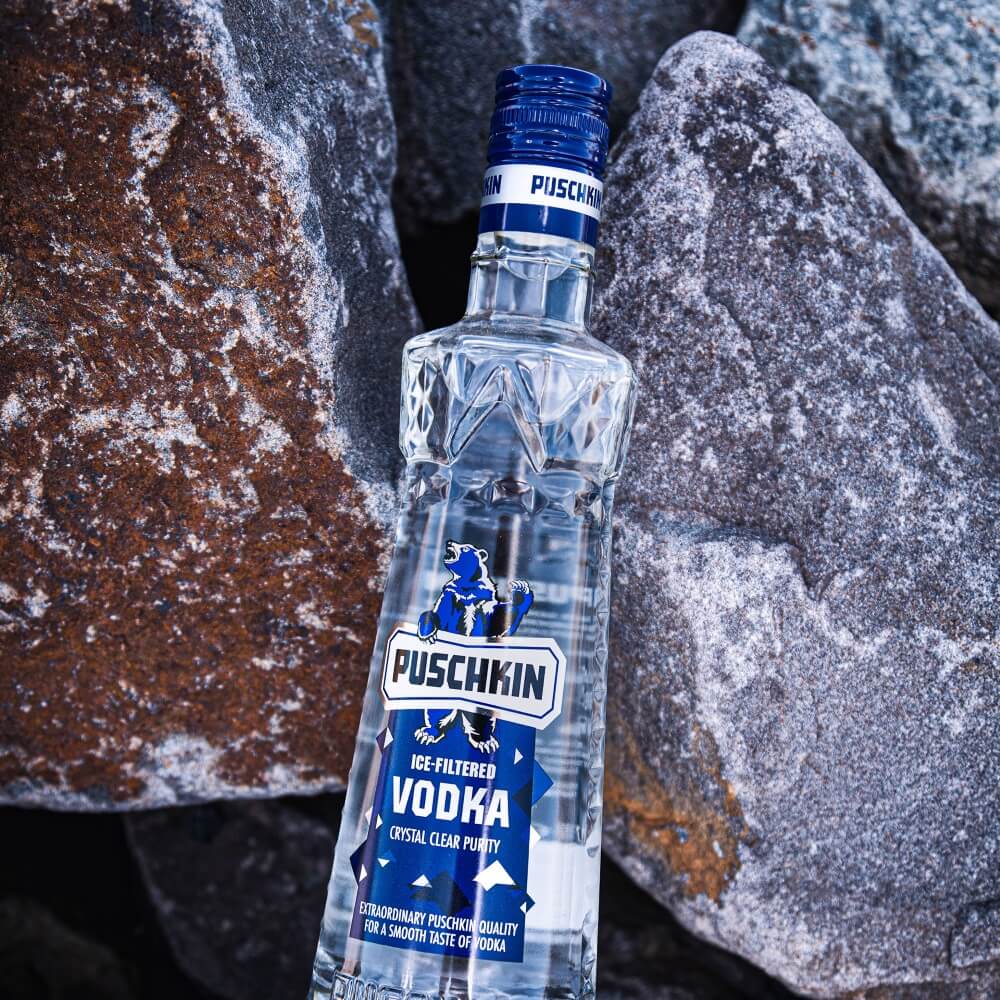 Puschkin Vodka Flasche zwischen Kalksteinen