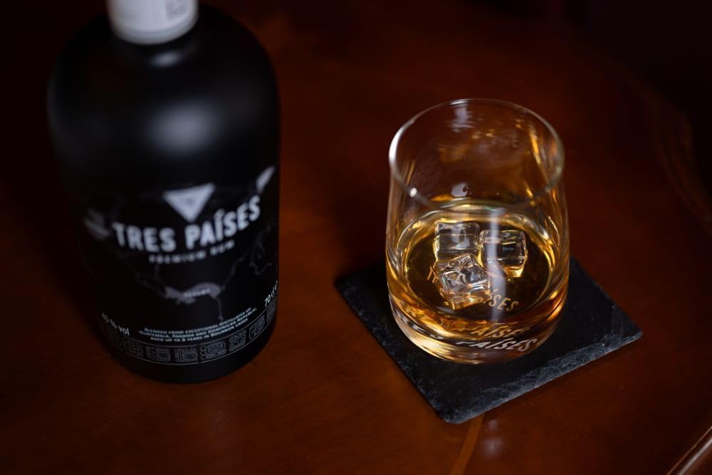 Tres Paises Premium Rum wurde in eine Glas geschüttet