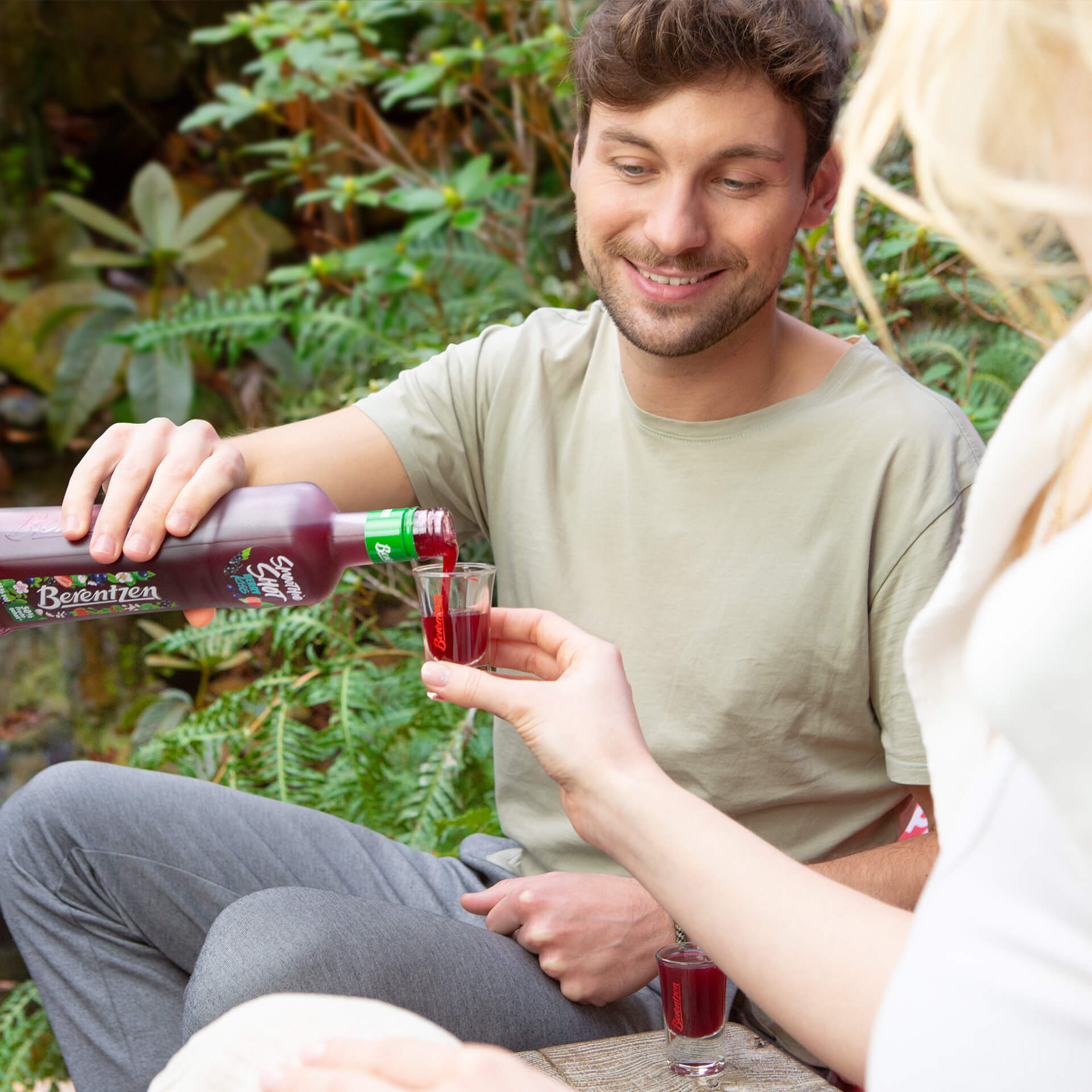 Berentzen Smoothie Shot Berry wird in Berentzen Shotglas eingefüllt