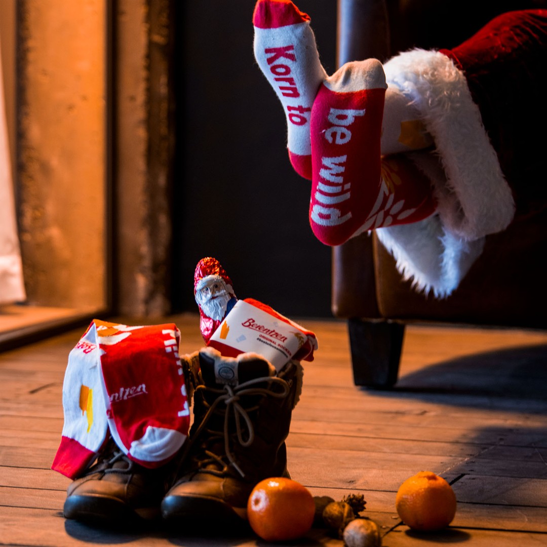 Berentzen Socken Weihnachtsmann trägt Berentzen Socken am Kamin