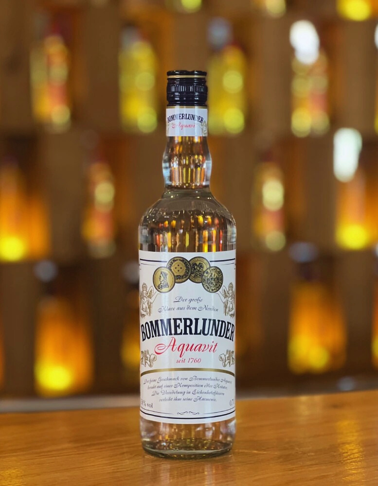 Bommerlunder Aquavit Flasche Bommerlunder vor Bar