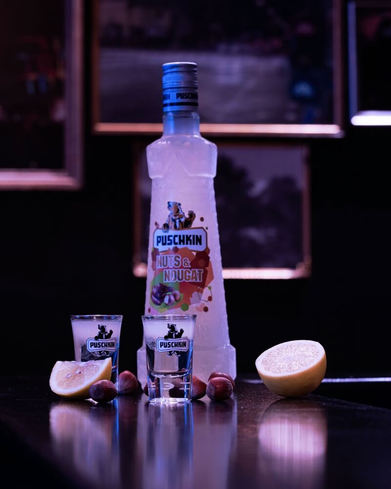 Puschkin Nuts Nougat Flasche Puschkin Nuts Nougat auf Bar neben Cocktail