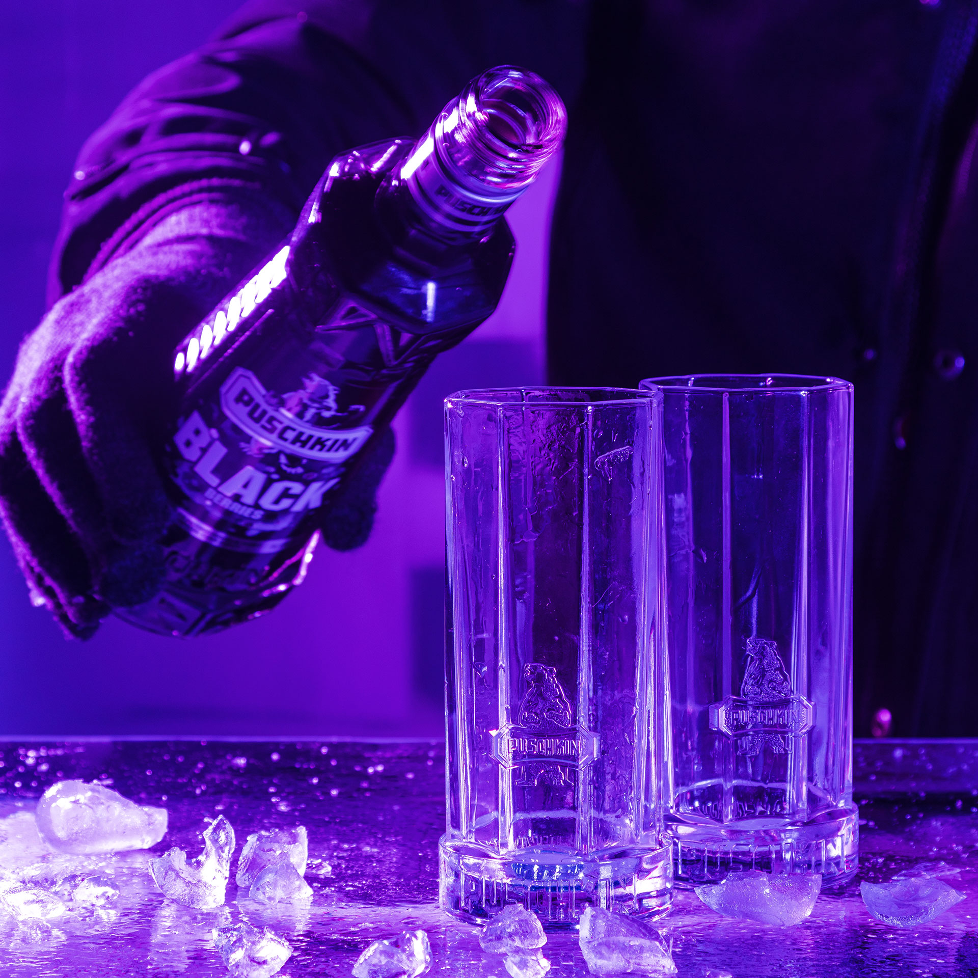 Puschkin Blackberry Einschenken von Puschkin Blackberries in Puschkin Gläsern